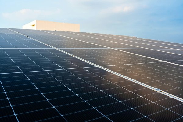 Comment installer un panneau solaire plug and play efficacement ?