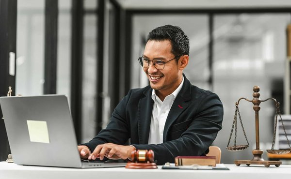 Commissaire de justice à Lyon : définition, historique et spécificités du métier