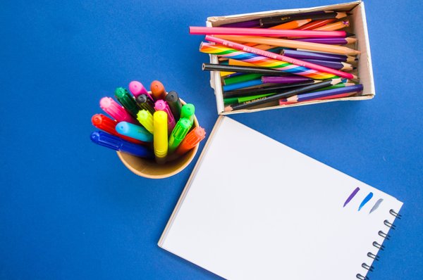 Outils publicitaires : crayons et feutres pour votre prospection